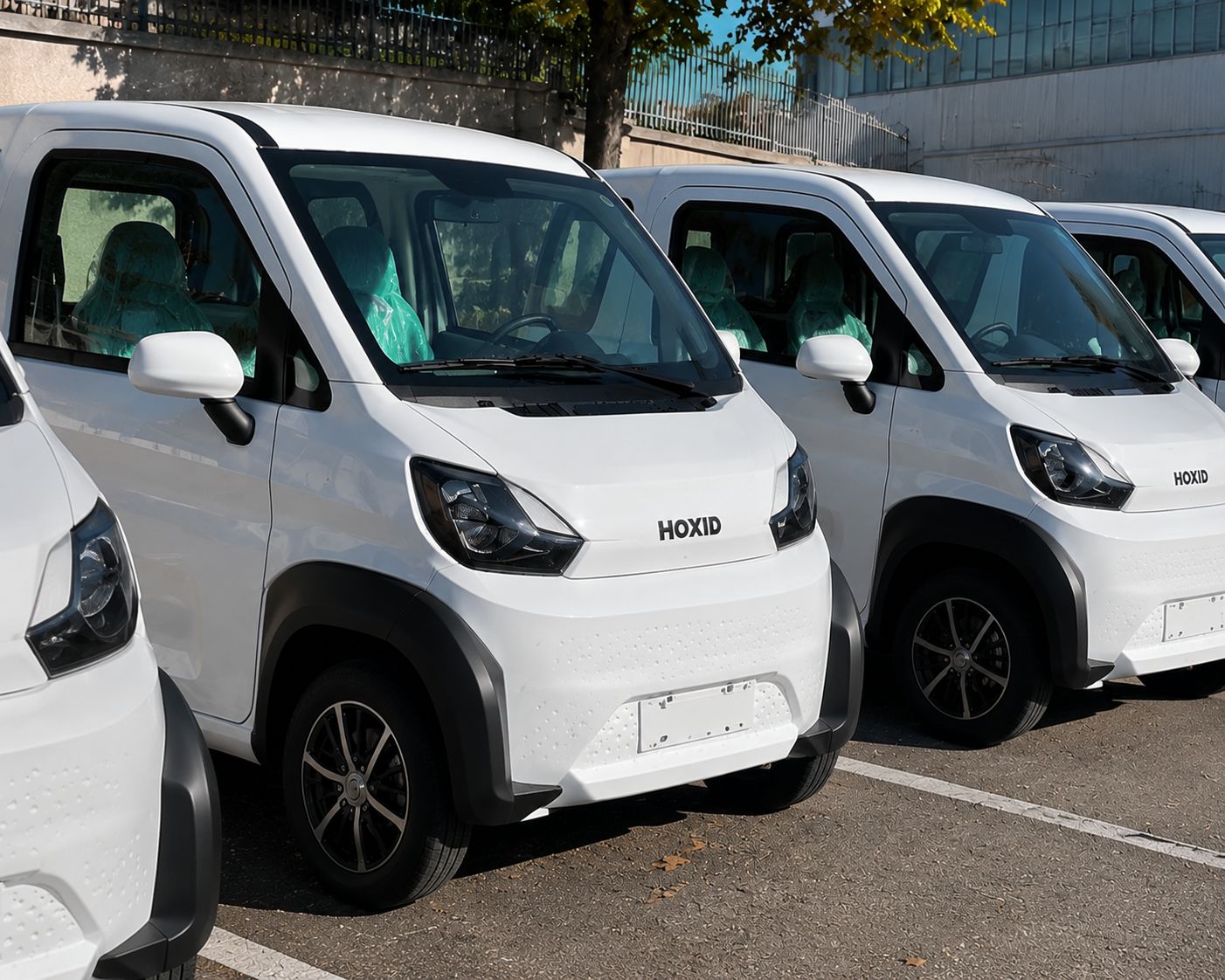 Più Honri bianche parcheggiate in fila